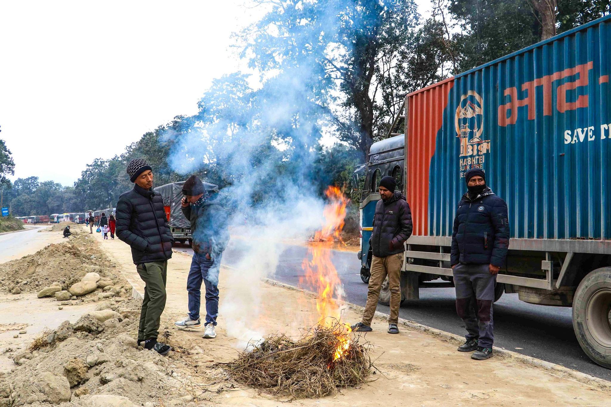 शीतलहरले दाउन्ने क्षेत्रमा राजमार्ग अवरुद्ध, यात्रुहरू सास्तीमा