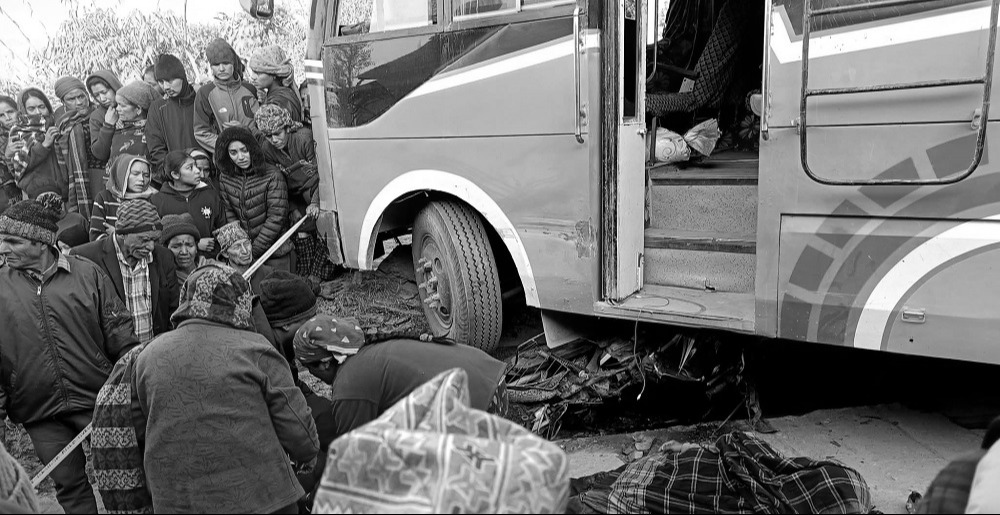 कच्ची सडक खण्डमा रोकी राखेको बस गुड्दा २ जनाको मृत्यु