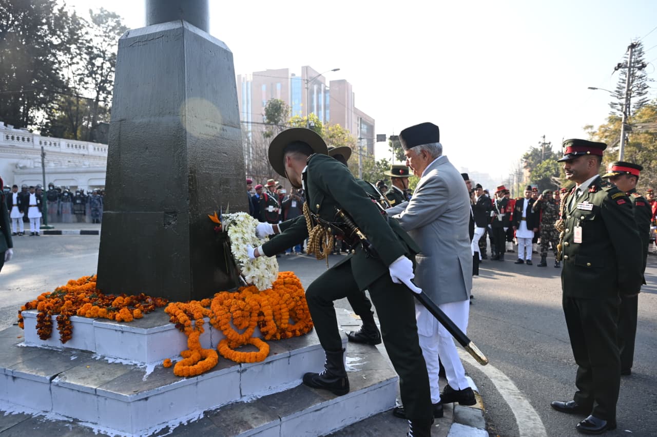 पृथ्वीनारायण शाहको सालिकमा माल्यार्पण