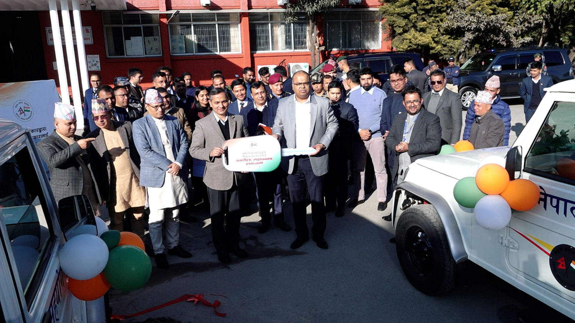 निर्वाचनको लागि भारत सरकारद्वारा ६१ वटा गाडी हस्तान्तरण