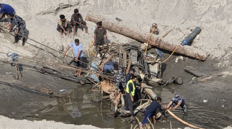त्रिशूली किनारामा भेटिएको गणपति डिलक्स बसको उत्खनन स्थगित