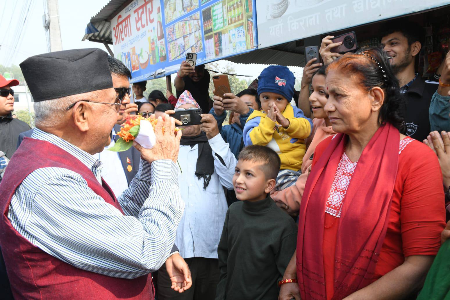 झापाली मतदाता एवं शुभेच्छुकसँग साक्षात्कार गर्दै ओली