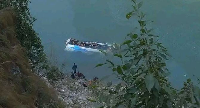 तामाकोशीमा बस दुर्घटना : पाँच जनाको मृत्यु, ११ जनाको उद्धार