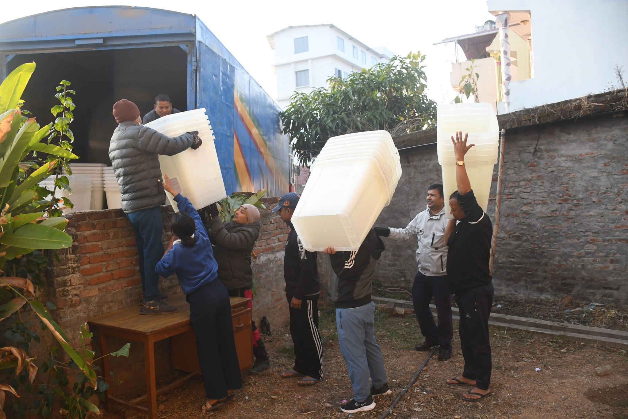 मतपत्रसहितका निर्वाचन सामग्री निर्वाचन क्षेत्रमा पठाइँदै