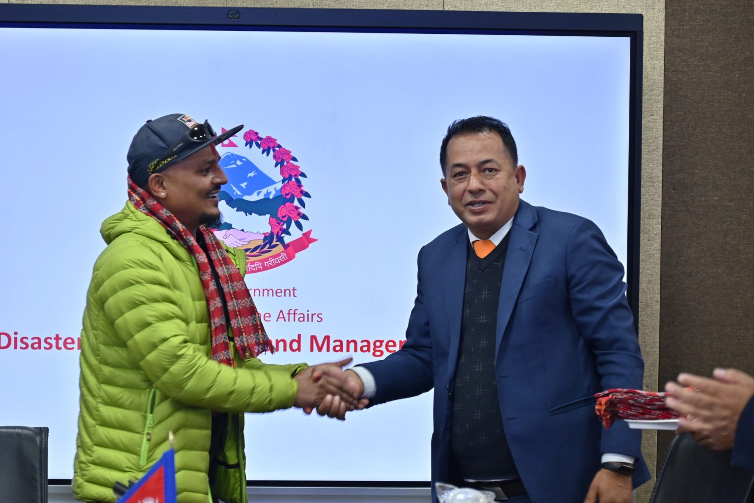 धादिङ दुर्घटनाका घाइतेको उद्धारमा खटिने थपलिया सम्मानित