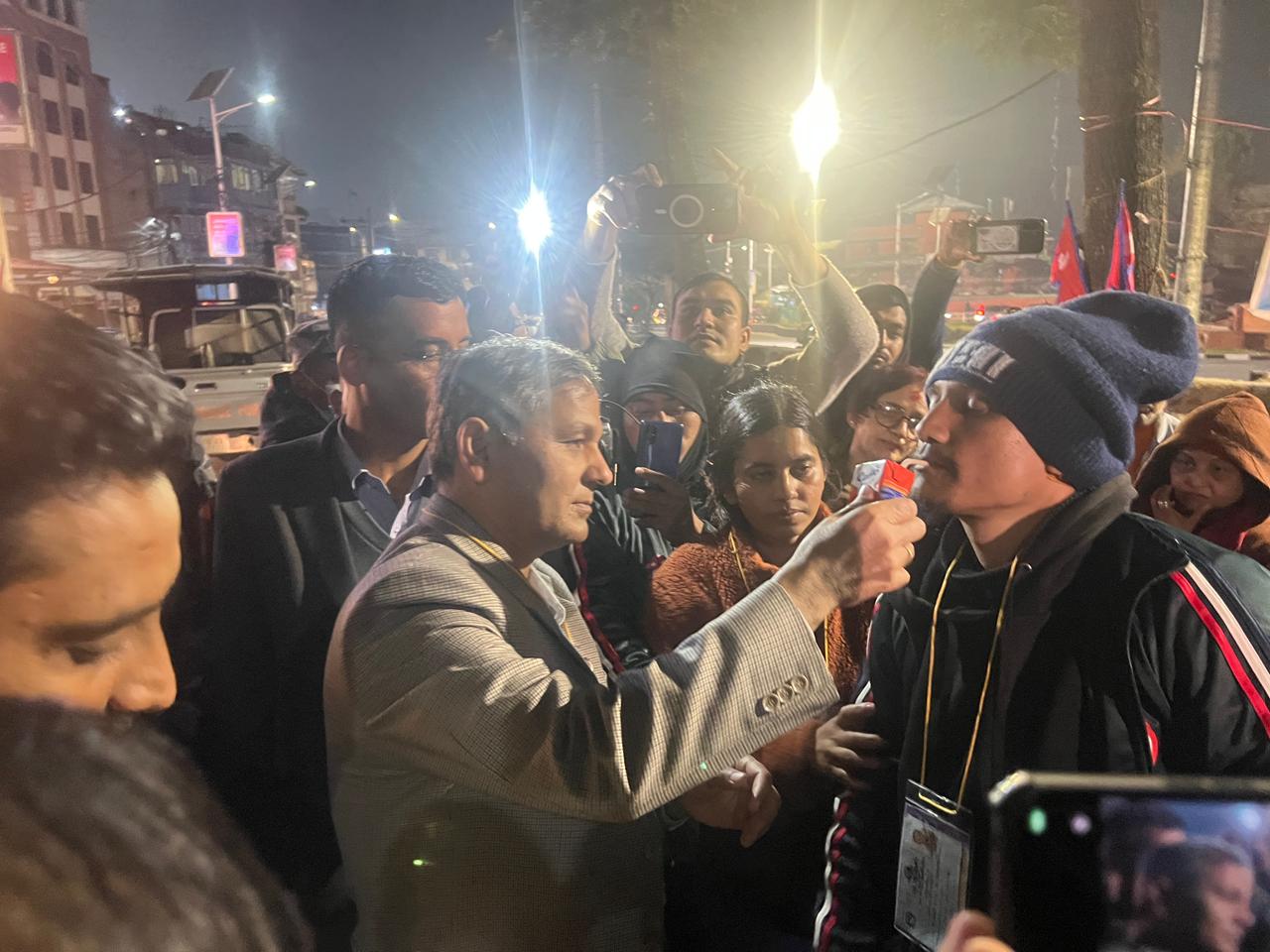 गृहमन्त्री अर्यालले तोडाए ‘जेन जेड’ युवाहरूको अनशन