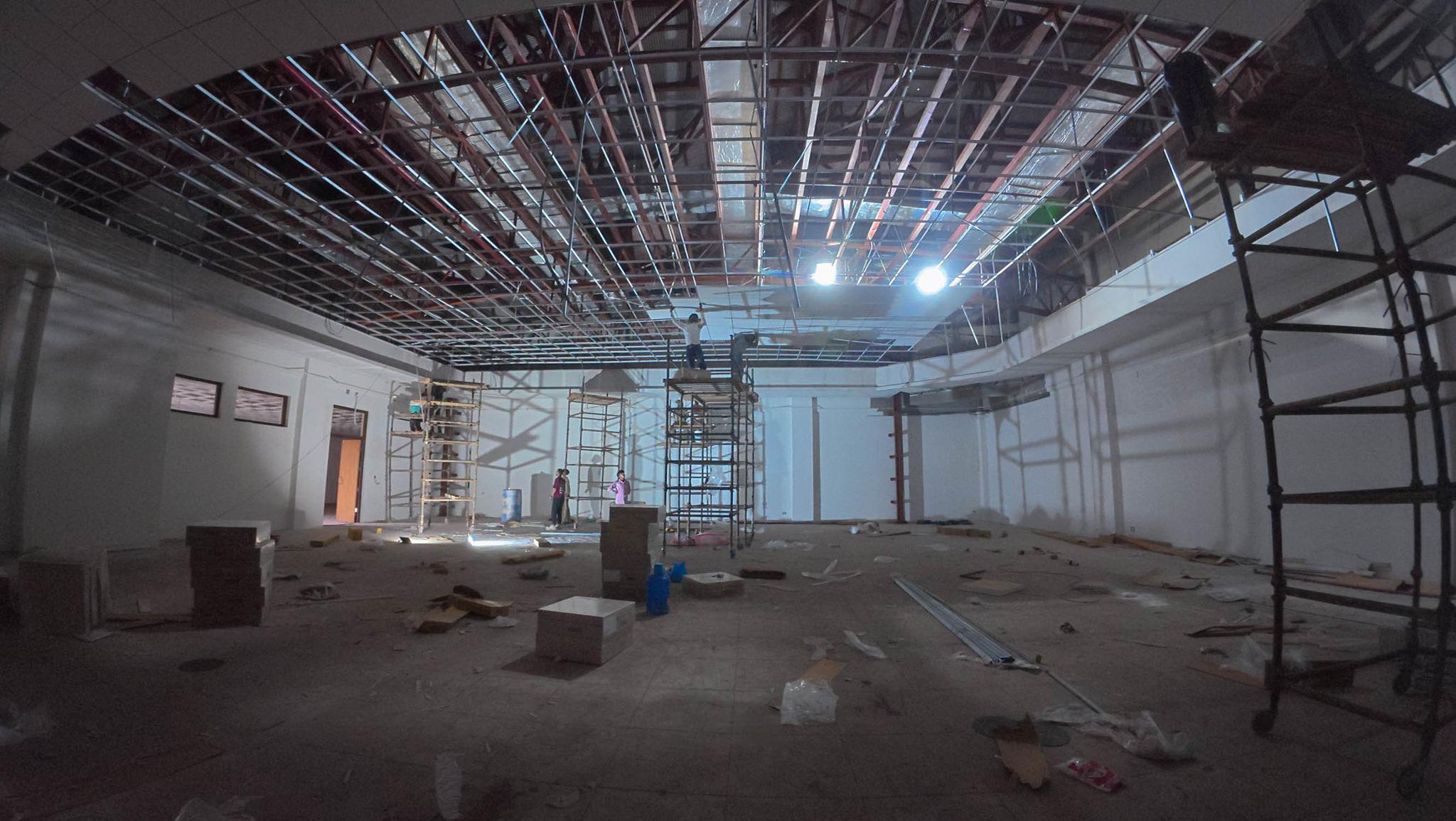 नयाँ निर्वाचित सांसदहरूको शपथ ग्रहणका लागि सिंहदरबारस्थित निर्माणाधीन संसद् भवनमा अस्थायी हल तयारी तिब्र