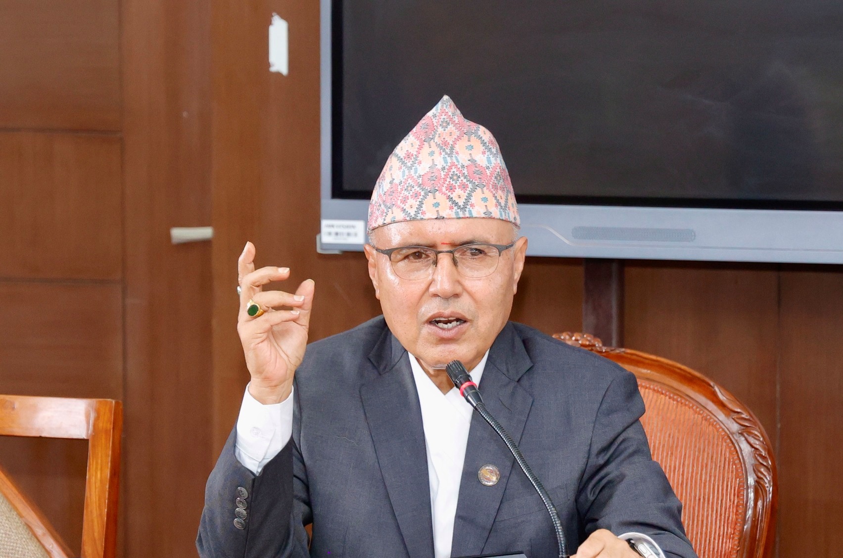 अर्थमन्त्री खनालले फिर्ता गरे रातो पासपोर्ट