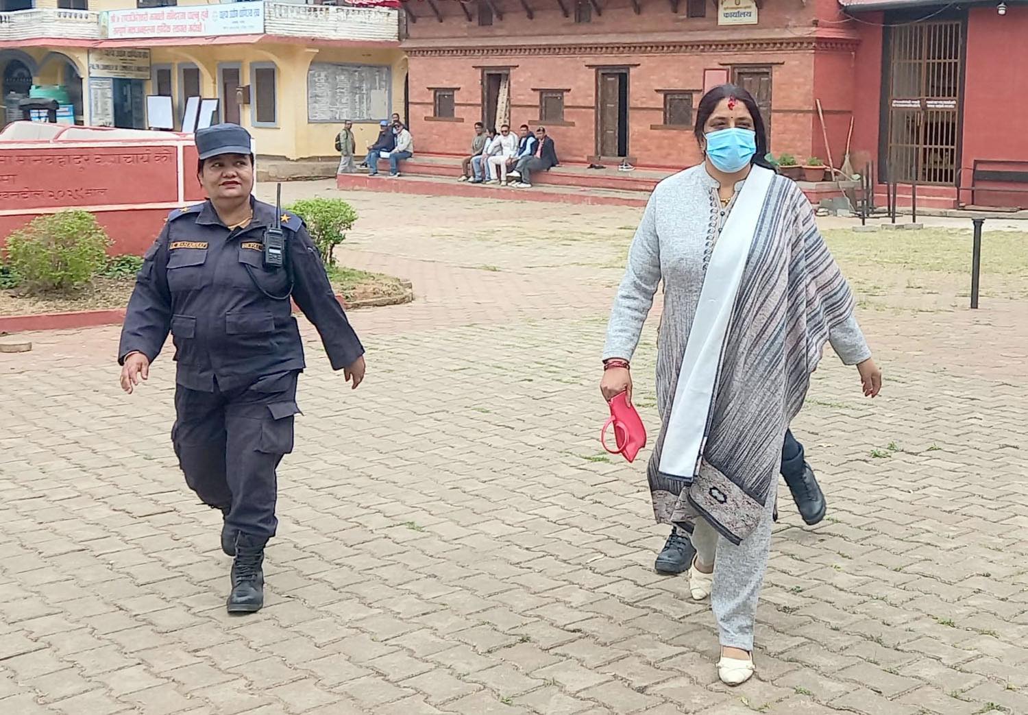 बैंक प्रमुखमाथि हातपात गरेको आरोपमा महिला पक्राउ