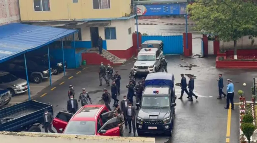 आफैँ गाडी चलाएर ललितपुर प्रहरी कार्यालय पुगे गृहमन्त्री गुरुङ