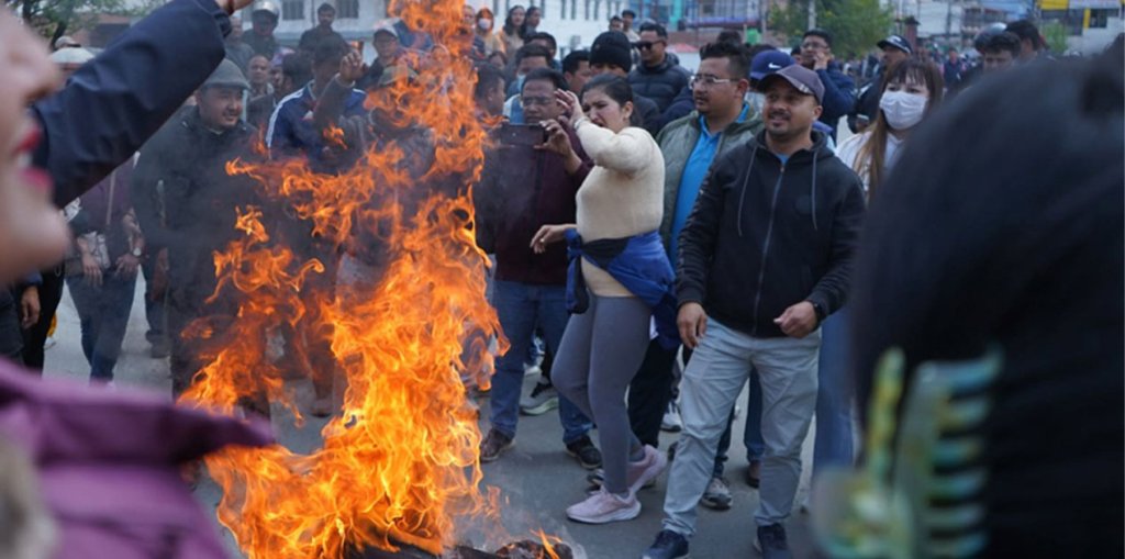 कार्की आयोगको प्रतिवेदन जलाउँदै एमाले कार्यकर्ताको विरोध प्रदर्शन