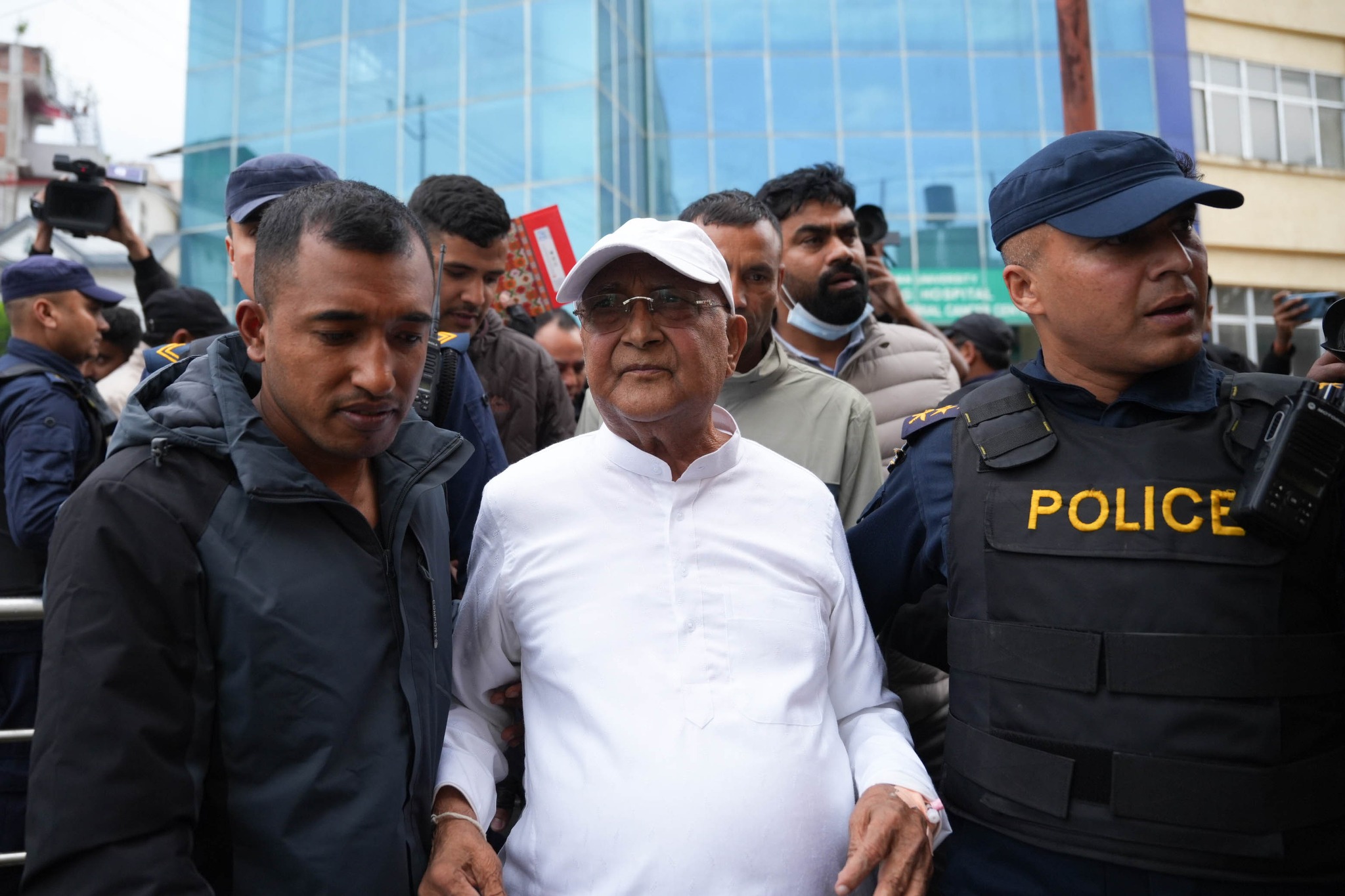 ओलीको रिहाइको माग गर्दै रिट दायर, सोमबार बहस हुने