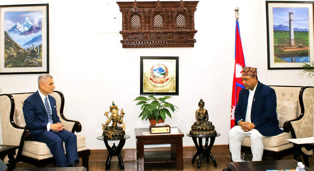 परराष्ट्रमन्त्री खनाल र अमेरिकी सहायक विदेशमन्त्री कपुरबिच भेटवार्ता