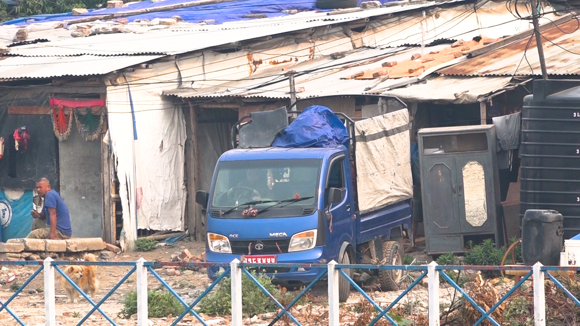 सरकारले सुकुम्बासी बस्ती हटाउने माइकिङ गरेपछी सामान अन्यत्र सार्दै थापाथलीका सुकुम्बासीहरु