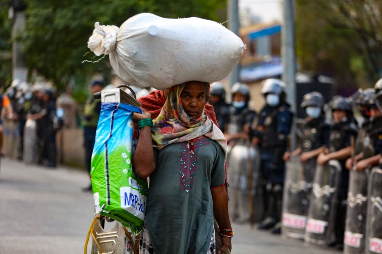 थापाथलीको सुकुम्बासी बस्ती हटाइँदै,  बस्तीमा बिहानैदेखि बाक्लो प्रहरी परिचालन (तस्बिरहरू)