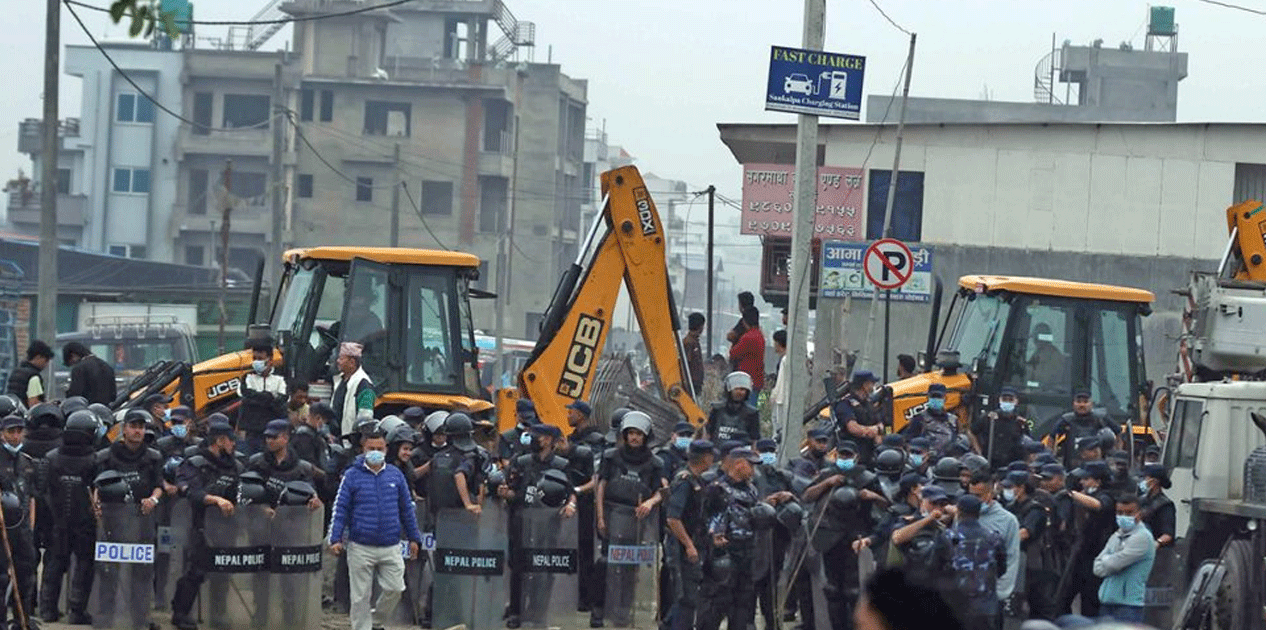 मनोहरा सुकुमवासी बस्तीमा घरटहरा भत्काउन सुरु