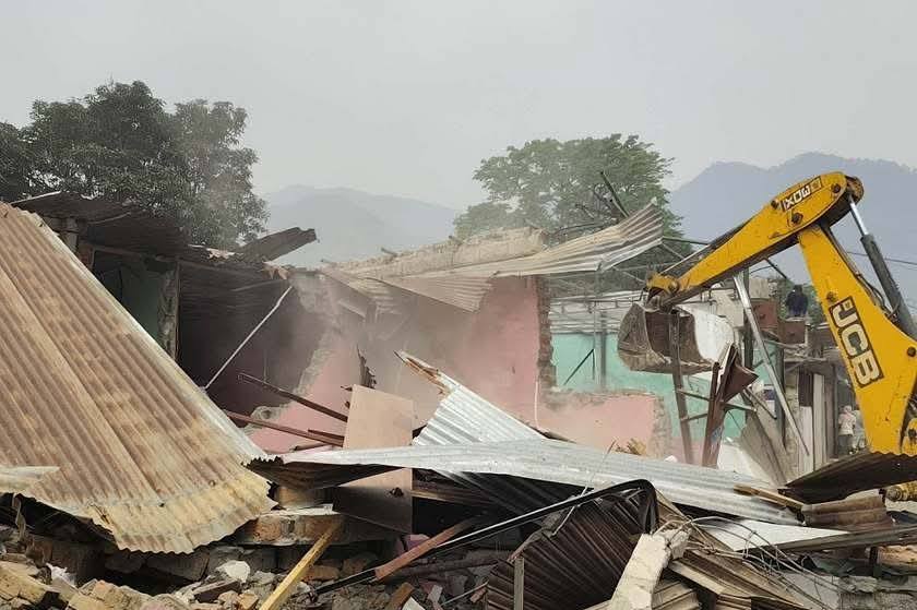 बुटवलमा पनि टहरा हटाउन डोजर चलाइयो