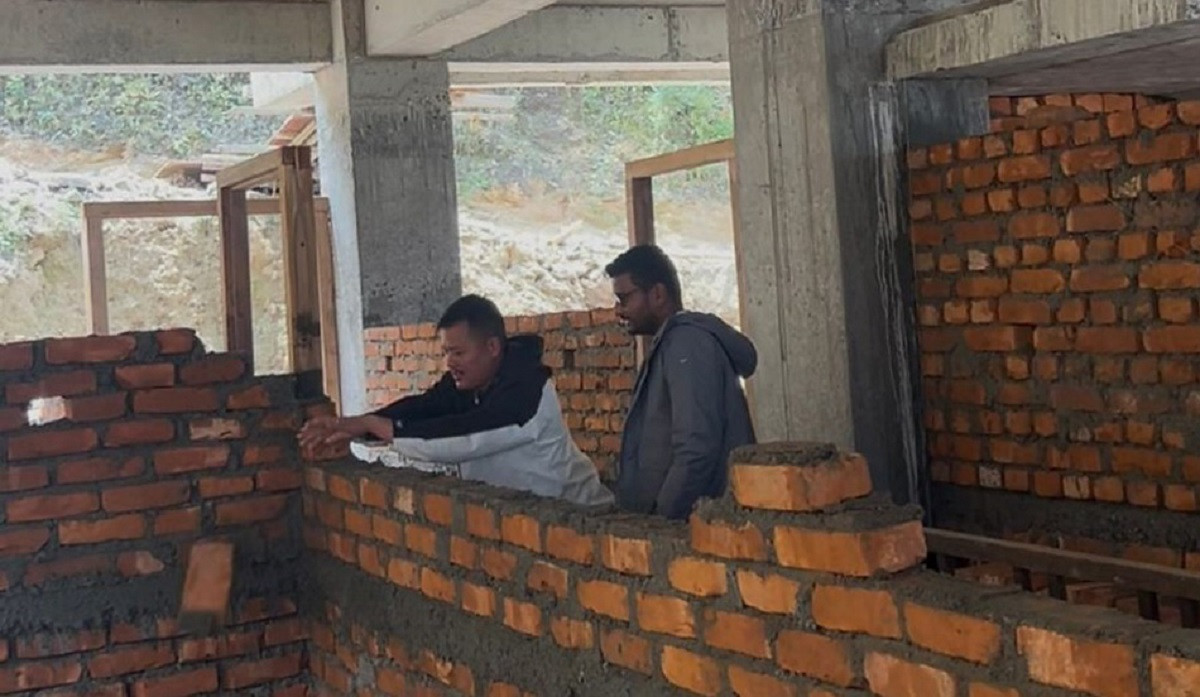 सम्झौता विपरीतका इँटा प्रयोग गरेपछि प्रशासनिक भवनको पर्खाल भत्काइयो