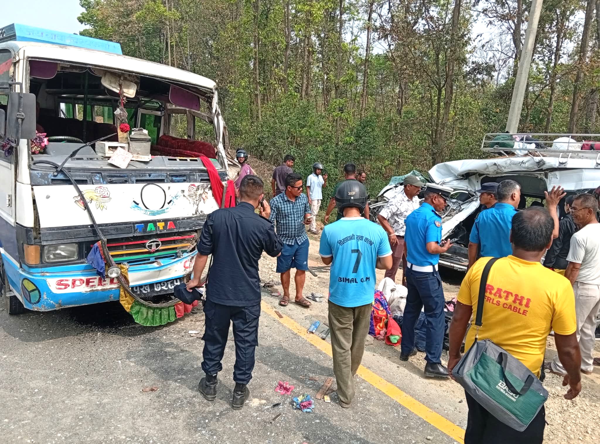 रुपन्देहीमा माइक्रो र ईभी ठोक्किँदा २ जनाको मृत्यु, २७ जना घाइते