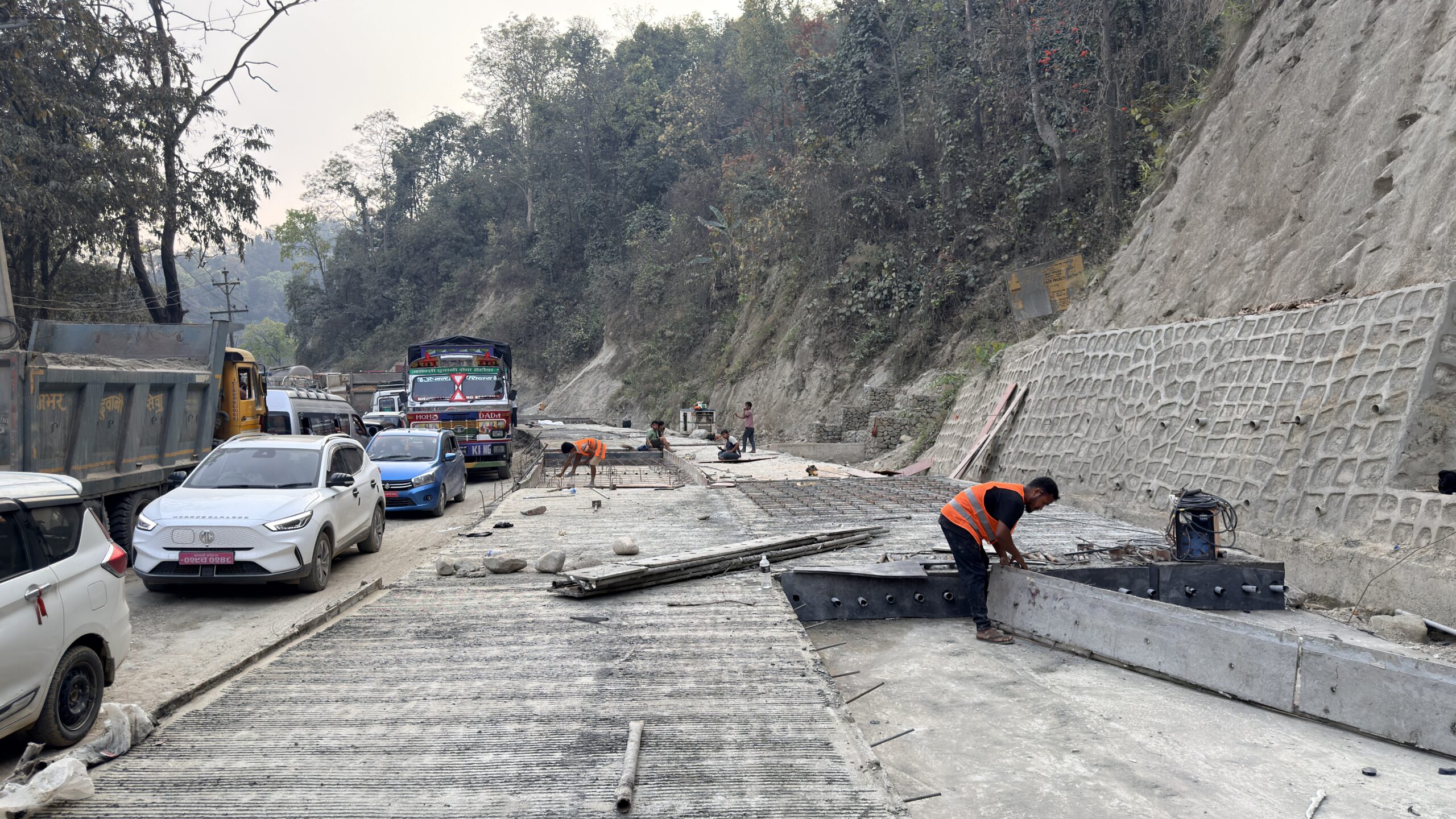 नारायणगढ–बुटवल सडक : दाउन्नेमा एकतर्फी ढलानको काम सकियो