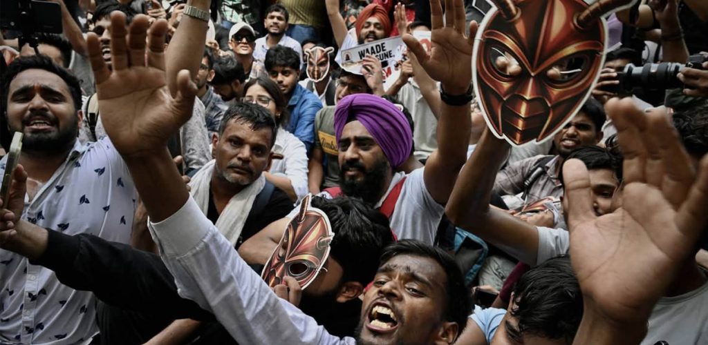 दिल्लीमा तनाव: संसद् भवनतर्फ मार्च गर्न खोज्ने प्रदर्शनकारी र प्रहरीबीच झडप