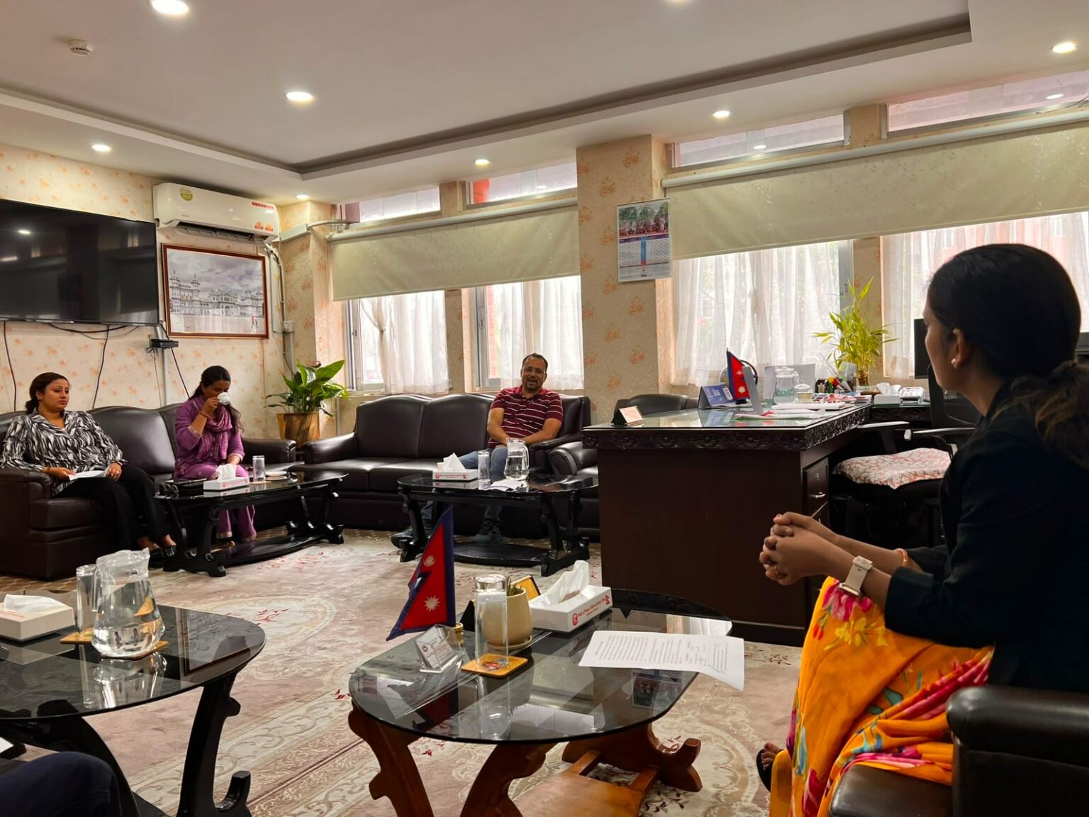 धर्नामा बस्‍दै आएकी बिनु र महिला मन्त्री वादीबीच भेटवार्ता, आवश्यक सहयोग गर्ने मन्त्री बादीको प्रतिबद्धता