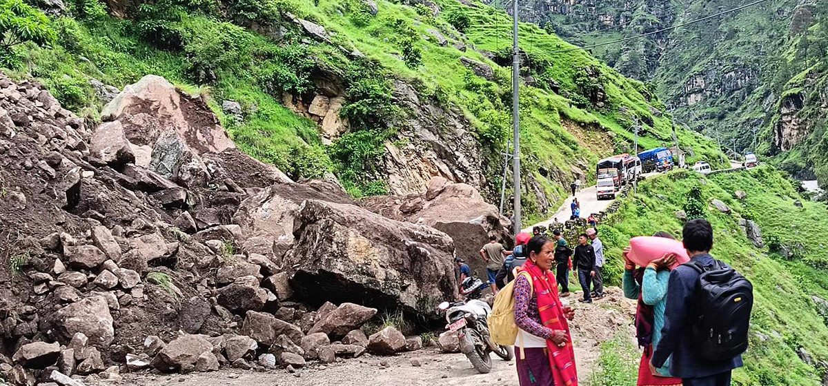 देशका विभिन्न राजमार्ग  पहिरो, बाढी र वर्षाका कारण अवरुद्ध