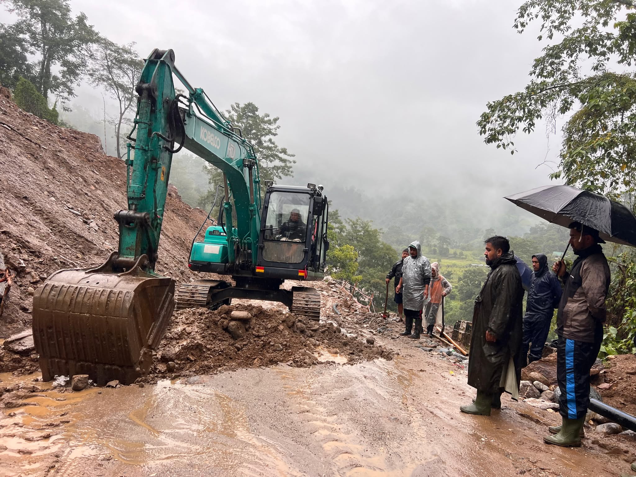 देशका विभिन्न राजमार्ग पहिरो र बाढीका कारण अवरुद्ध