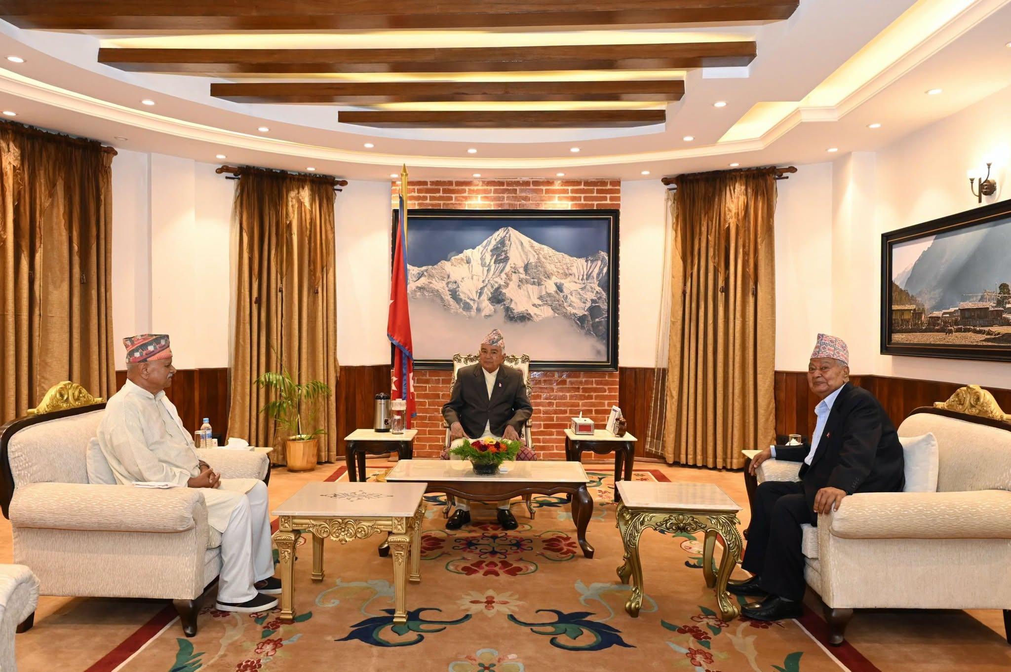 शीतल निवासमा पूर्वराष्ट्रपति र पूर्वउपराष्ट्रपतिसँग परामर्श: तराई-मधेसको सद्भाव जोगाउन राष्ट्रपति पौडेलको आह्वान