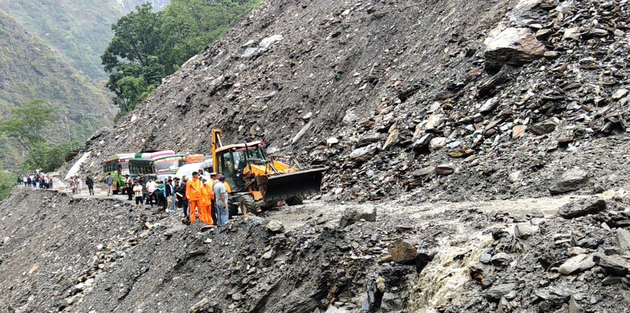 वर्षा र पहिरोका कारण अवरुद्ध छन् यी राजमार्ग