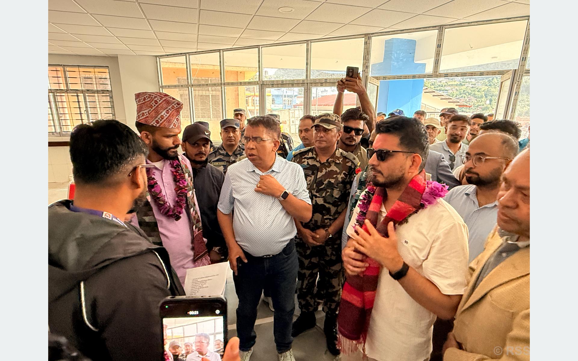 मन्त्री लम्सालद्वारा गुल्मी अस्पताल भवन निरीक्षण