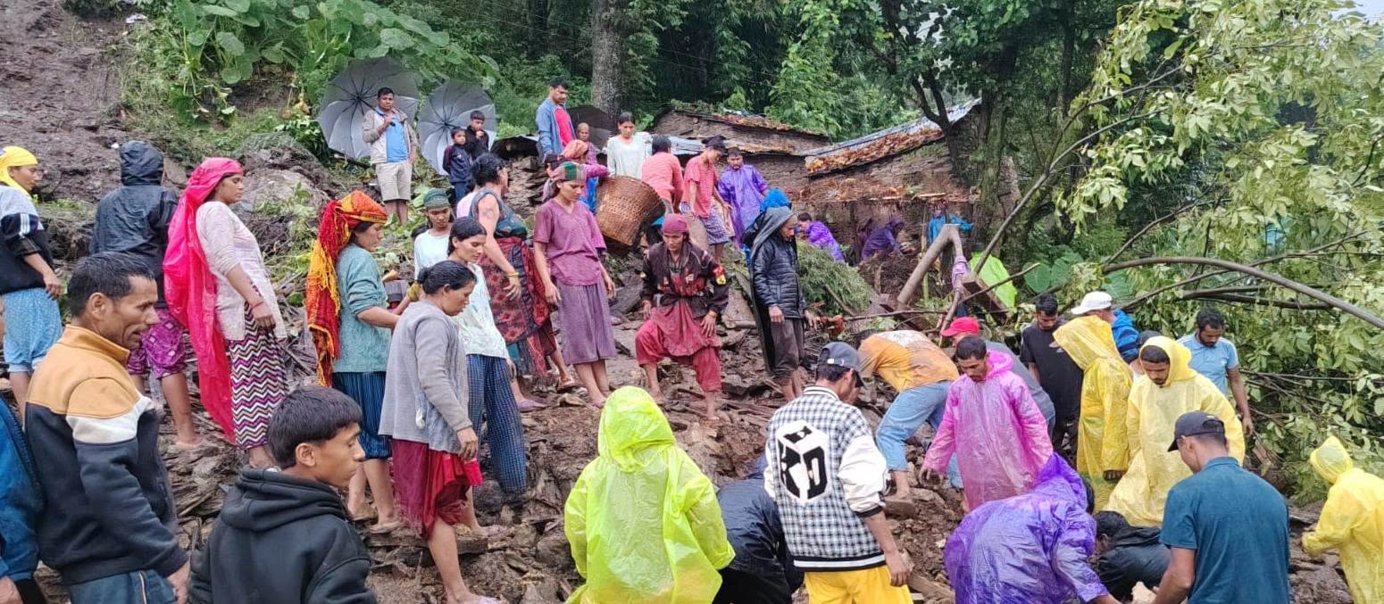 बाजुरामा पहिरोले घर पुरिँदा दुई जना घाइते एक जना बेपत्ता