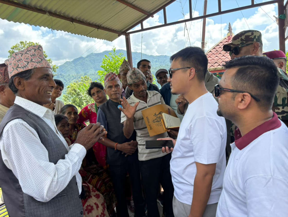 निर्वाचन क्षेत्रका नागरिकका समस्या बुझ्दै गृहमन्त्री