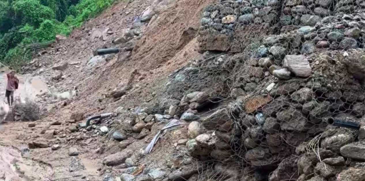 वर्षाका कारण देशका विभिन्न स्थानमा सडक अवरुद्ध