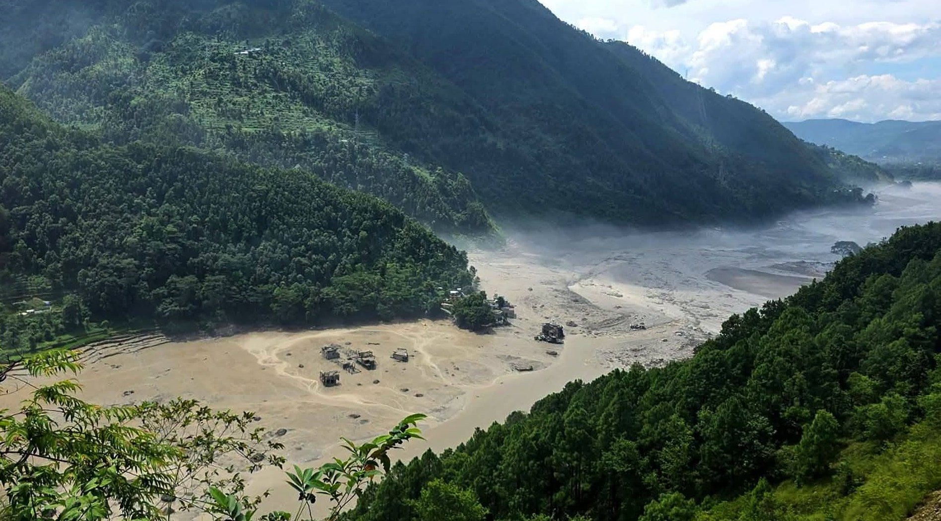 भोेटकोशीको बाढीले त्रिशूली बजार क्षेत्रका ६० घर बगायो