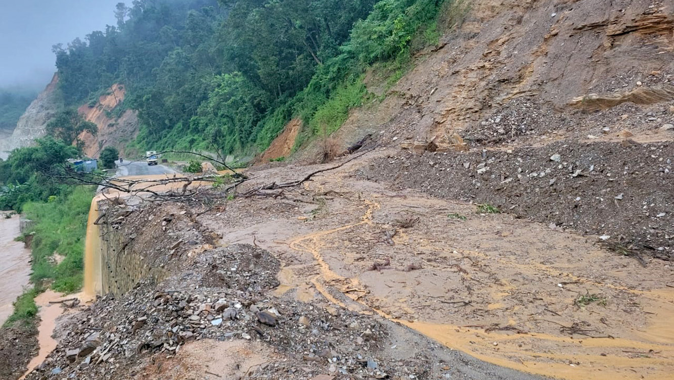 बाढी र पहिरोका कारण अवरुद्ध छन् यी राजमार्ग