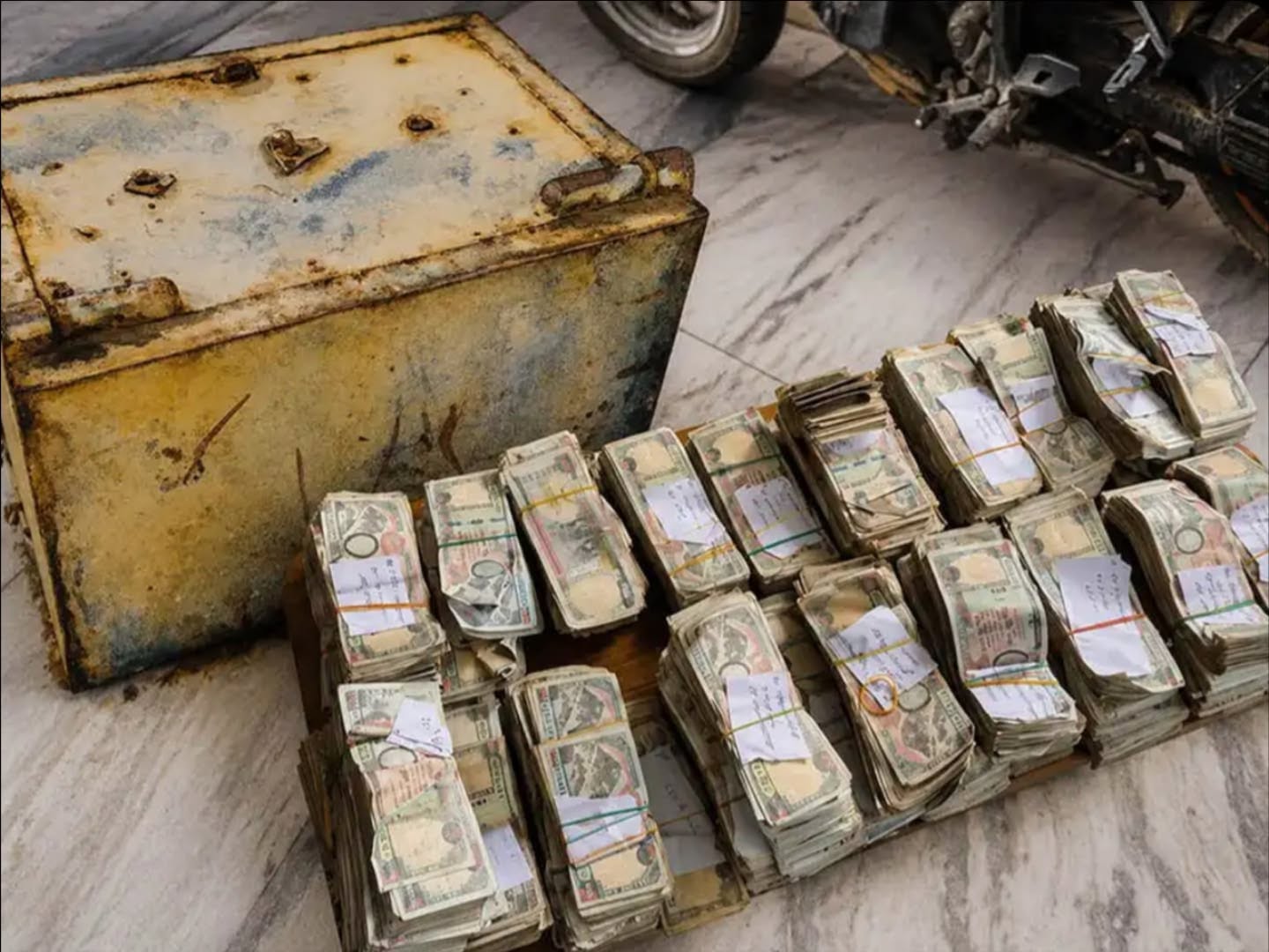 बाढीले बगाएर ल्याएको सेफ तोडफोड गरी नगद पैसा चोरी गर्ने २९ जना पक्राउ