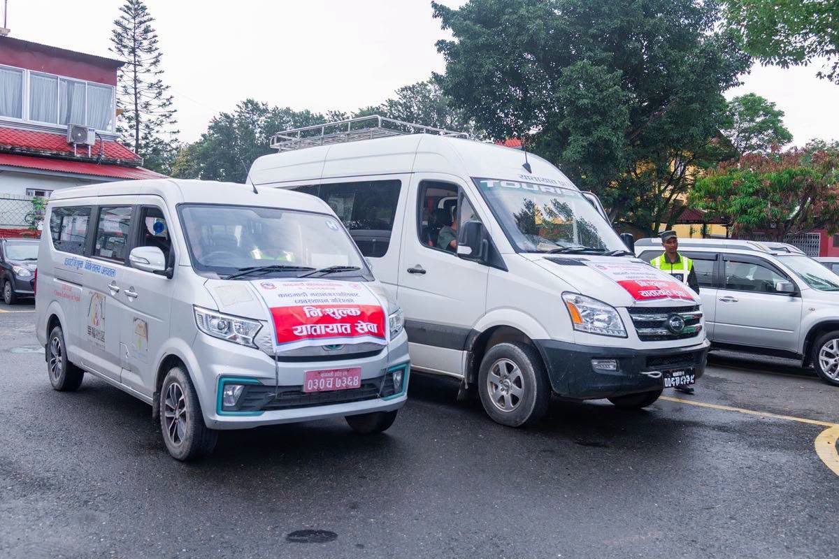 बाढी प्रभावित क्षेत्रमा अलपत्र यात्रुको  उद्धार गर्न काठमाडौं महानगरले चलायो  निःशुल्क गाडी