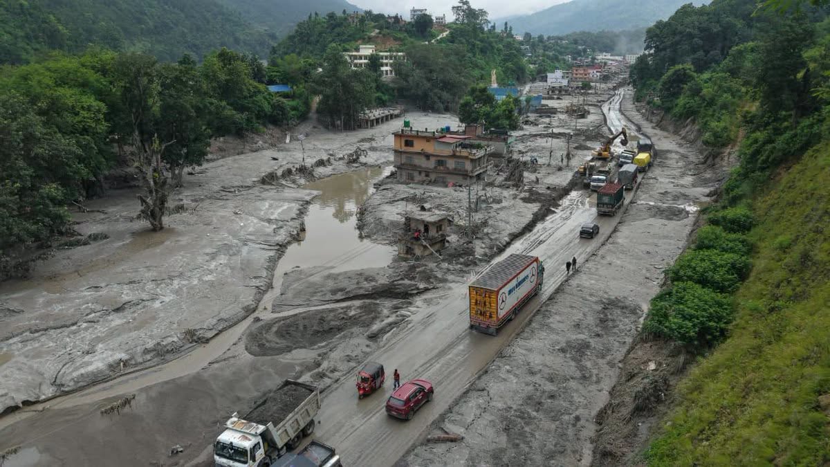 रसुवामा पुनः बाढी आएपछि नारायणगढ-मुग्लिन, पोखरा र काठमाडौँ सडक पूर्ण बन्द
