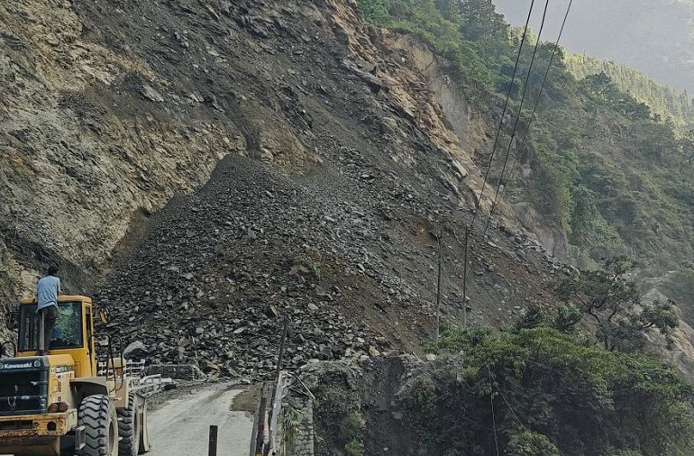 अविरल वर्षा र पहिरोले देशका मुख्य राजमार्गहरू अवरुद्ध