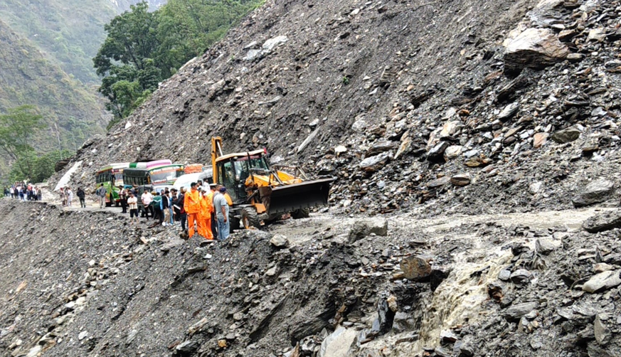 अविरल वर्षा र पहिरोले देशका यी राजमार्ग अवरुद्ध