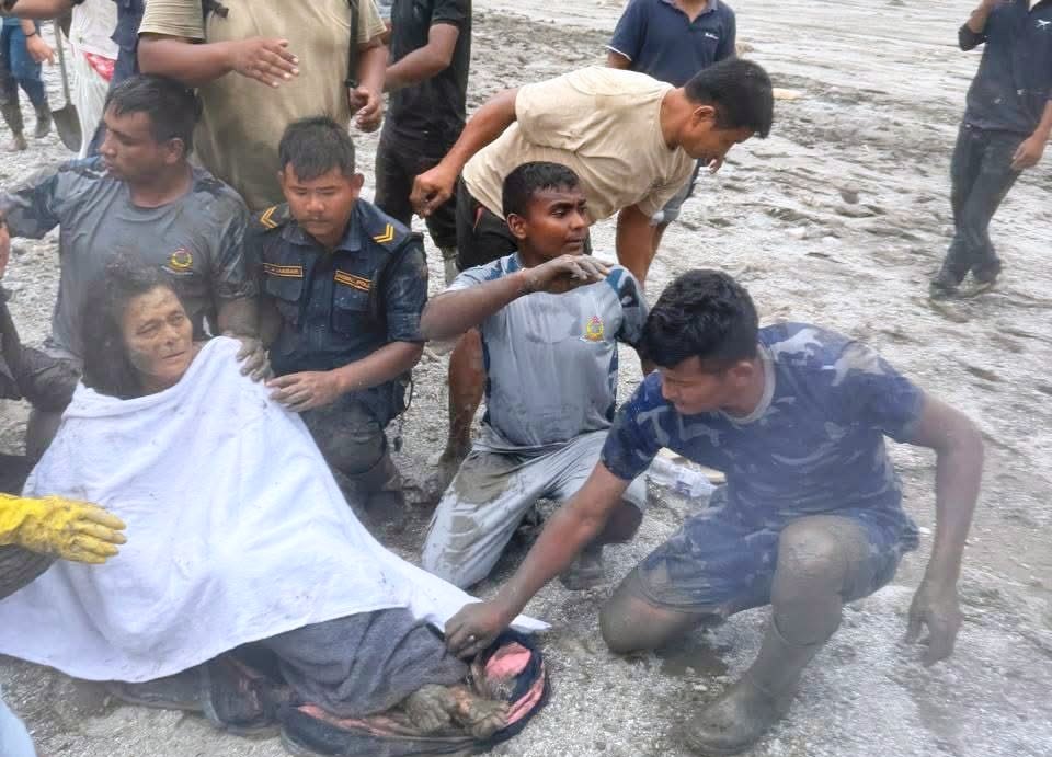 बाढीमापरि पुरिएको घरबाट एक महिलाको उद्धार