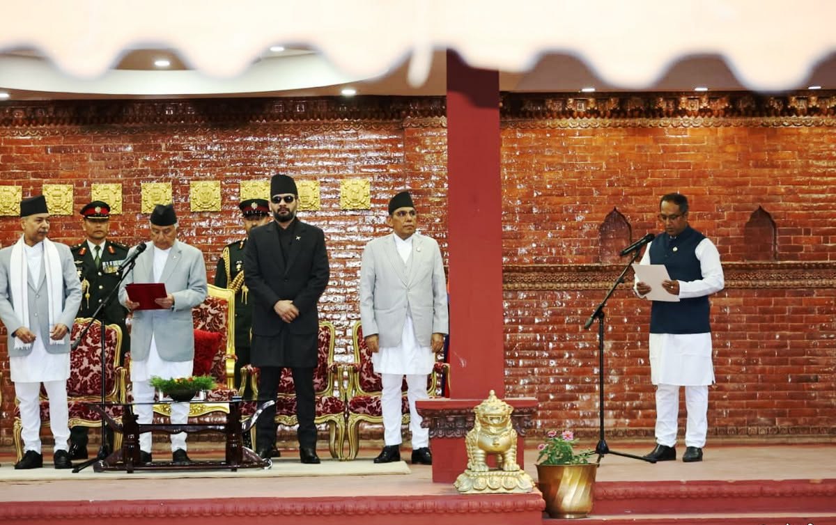 उद्योगमन्त्री साहले लिए शपथ