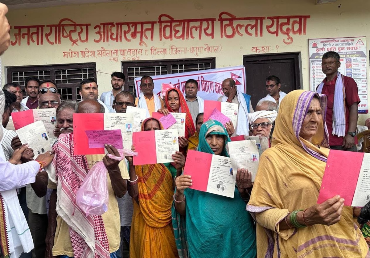 नापजाँच सकिएको ५ वर्षपछि धनुषाका ३८५ परिवारले पाए लालपुर्जा