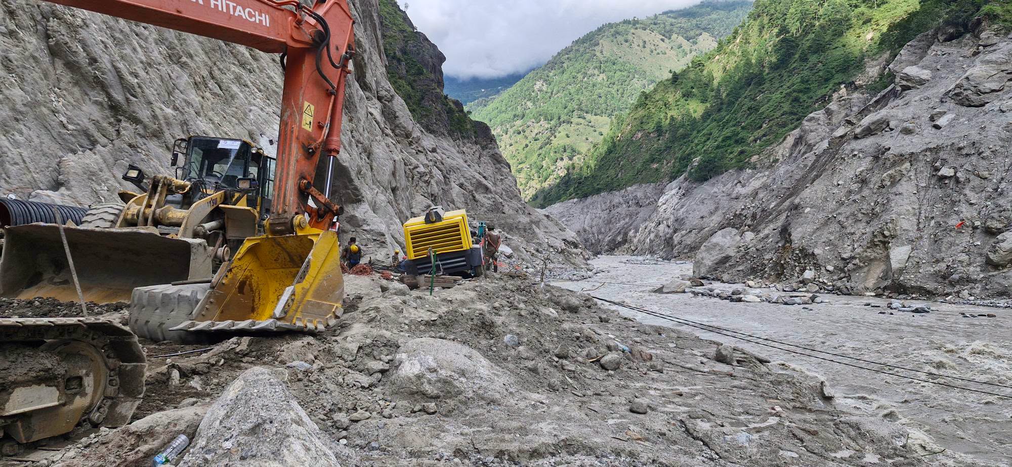 भोटेकोशी बाढी : जलविद्युत् आयोजनामा फसेकाको उद्धार जारी