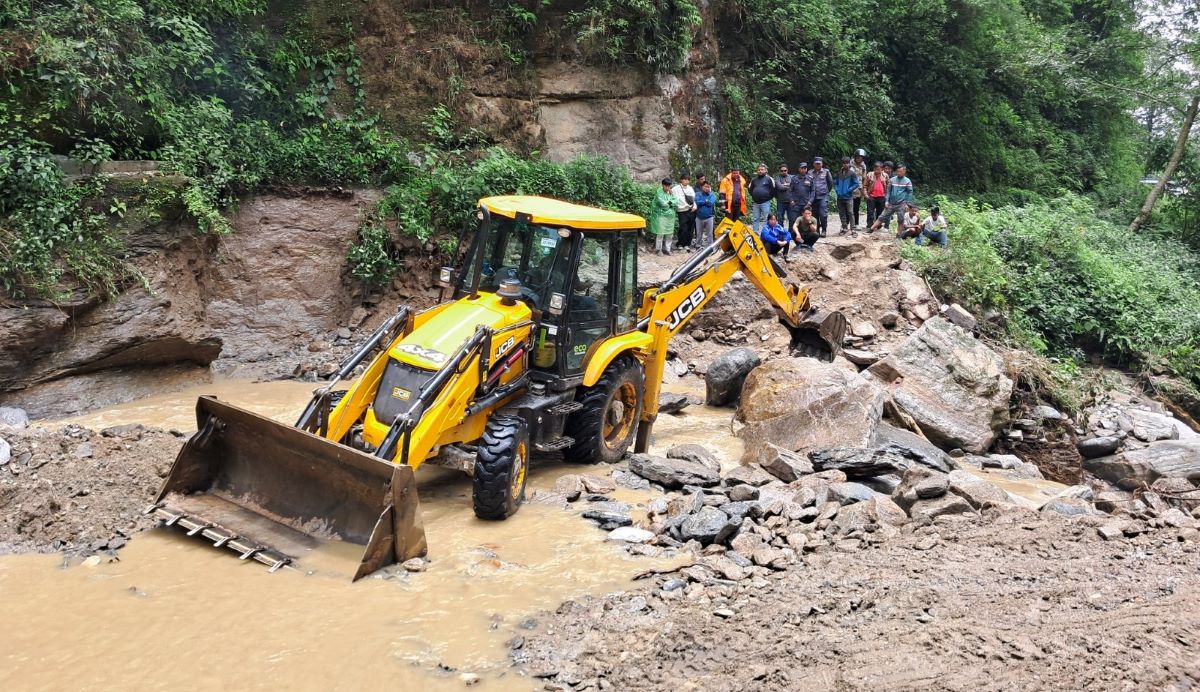 पहिरो र बाढीका कारण देशका विभिन्न राजमार्ग अवरुद्ध
