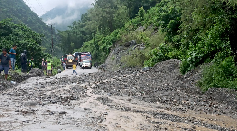 पहिरो र बाढीका कारण देशका विभिन्न राजमार्ग अवरुद्ध