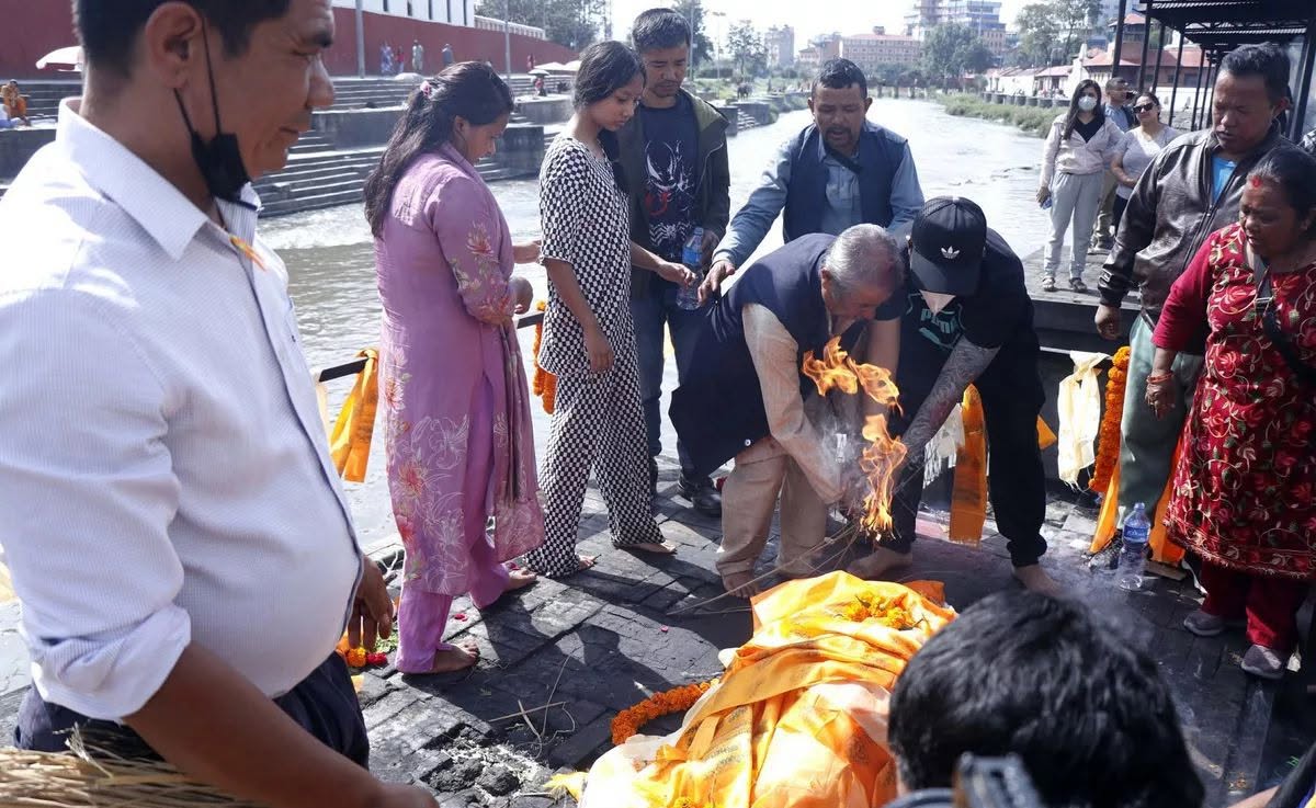 कुशको शव बनाएर पत्रकार थामीको अन्त्येष्टि