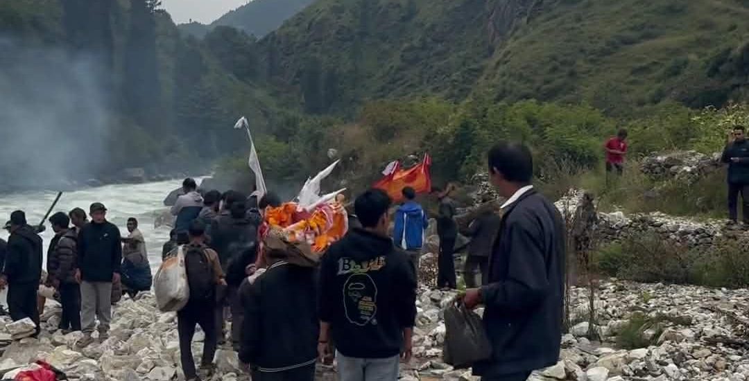 कुशको शव बनाएर पातारासीका १० जनाको सामूहिक अन्त्येष्टि