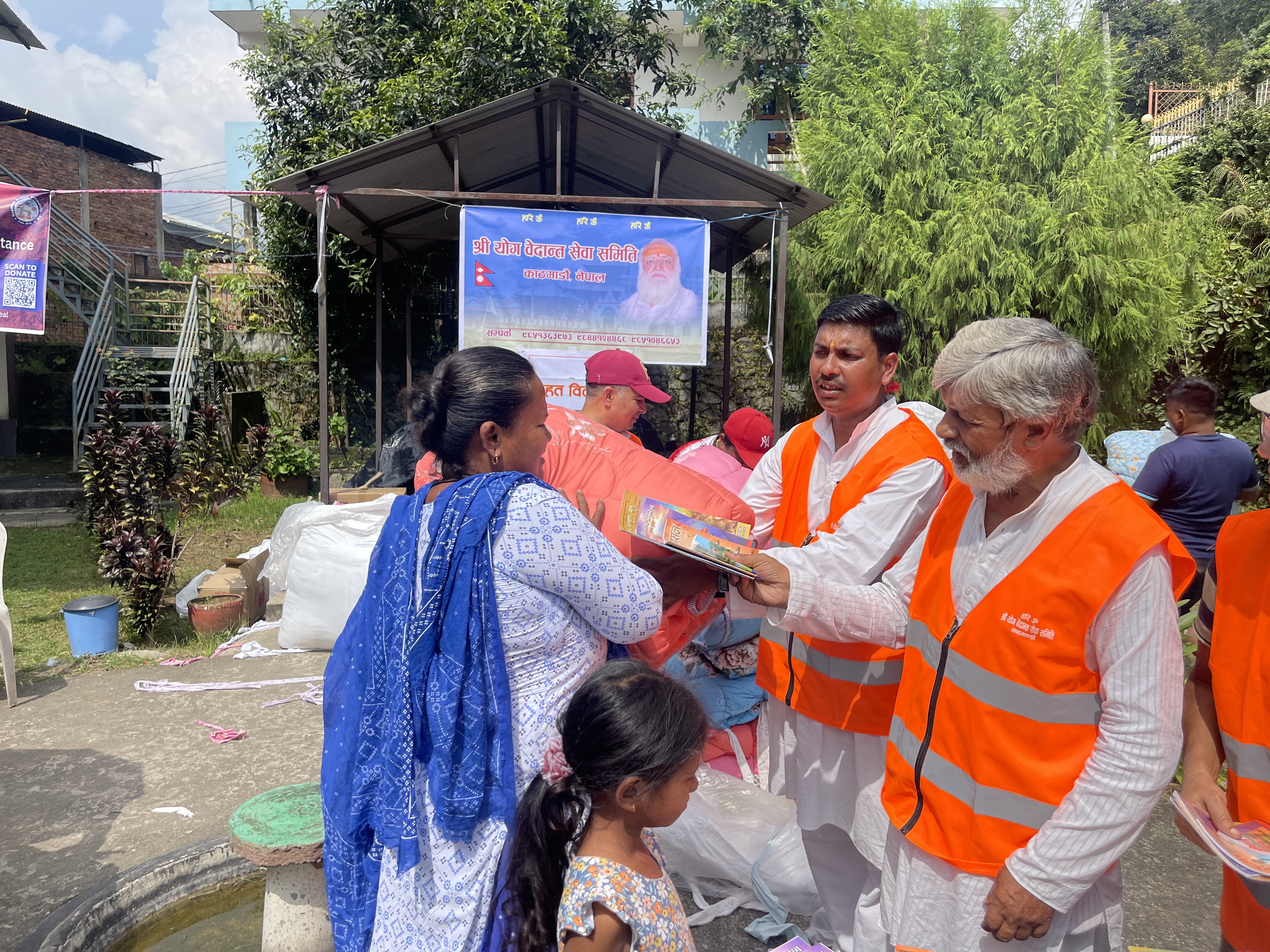 त्रिशुलीमा श्री योग वेदान्त सेवा समिति नेपालले गर्यो  राहत सामाग्री वितरण